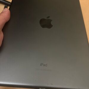 IPad 8th generation 32GB + charger+case